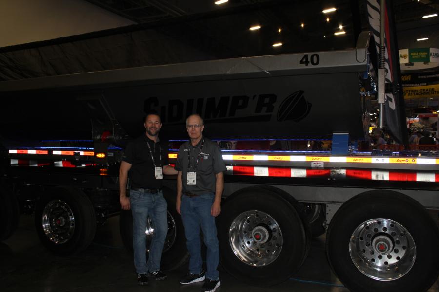 William Palensky (L) director of dealer/customer relations of Sidump’r Trailer Co., Lincoln, Neb., and Steve Niewohne, owner of Sidump’r. 