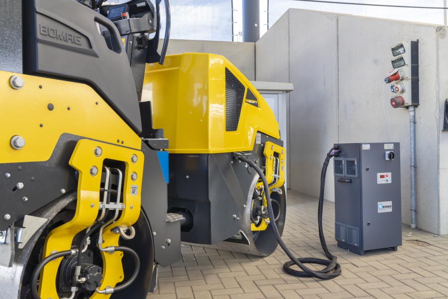 The new BW 100 AD e-5 features a low-voltage, 48V system with long-lasting 25 kWh Li-Ion batteries. The system requires no special safety precautions for maintenance, and the batteries offer plenty of capacity for a typical day’s work before recharging.