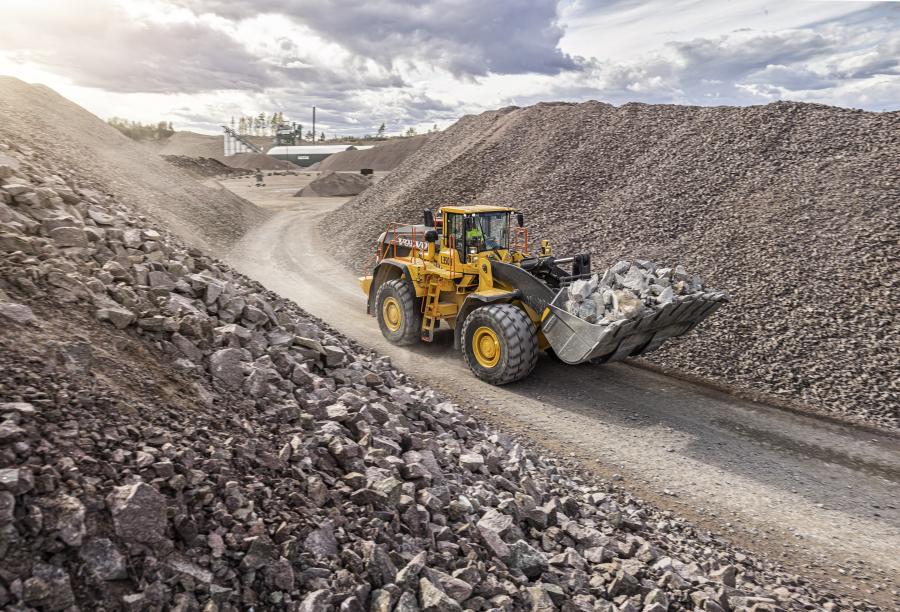 One of the more notable improvements on the updated L350H wheel loader is a more responsive hydraulics system featuring new lift and tilt cylinders, and an increased hydraulic working pressure for 10 percent faster work cycles and higher productivity.