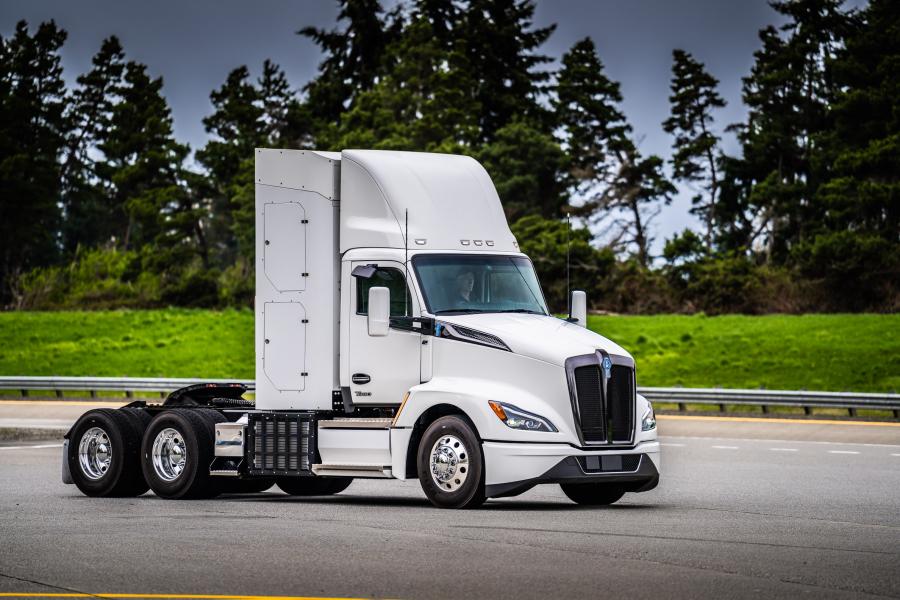 The T680 FCEV has a range of up to 450 mi., depending upon driving conditions.
