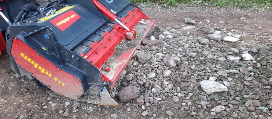 The MINISOIL cl is engineered to crush stones up to 6 in. in diameter and mulch wood up to 8 in. in diameter for land clearing, vegetation management, right-of-way jobs and more.