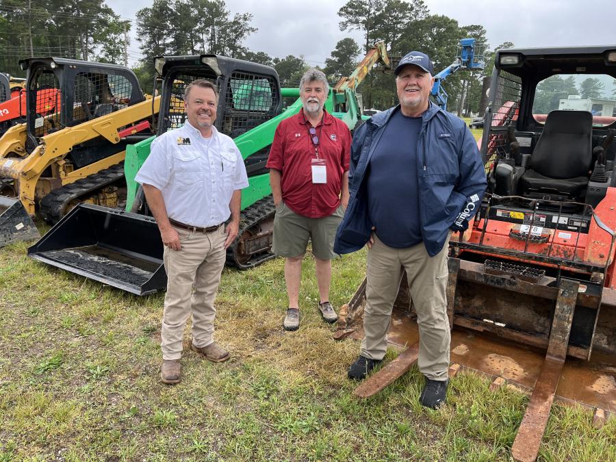 (L-R): Chase Chiles of Jeff Martin Auctioneers answers a few questions before the auction begins from Wayne Hucks and Roy Grubbs, both of Hucks Construction in Summerville, S.C.
(CEG photo)