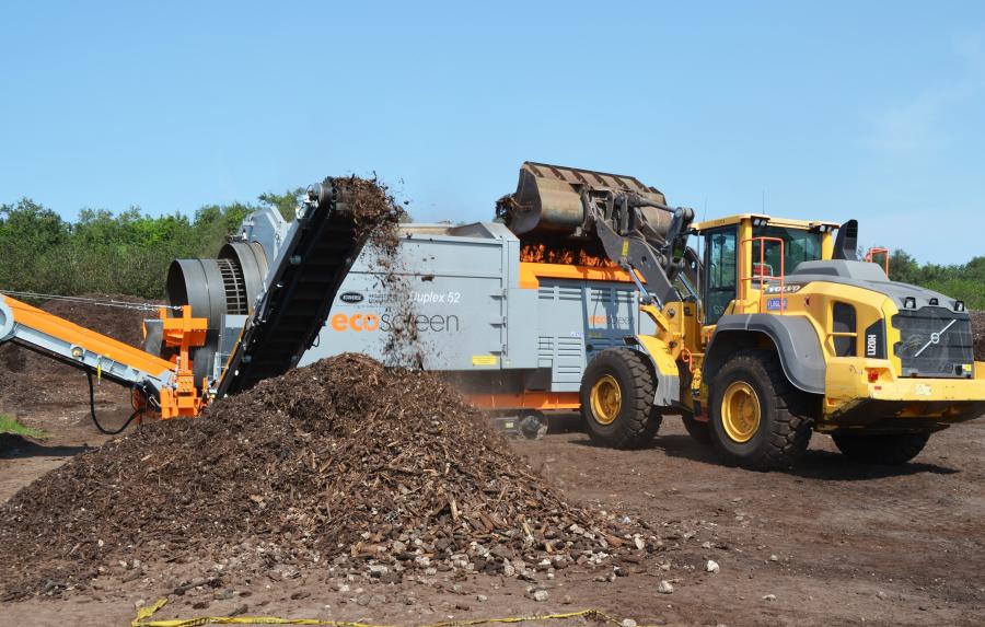 Fed by a Volvo L120H loader, the EcoScreen Duplex 52 double-screen trommel works flawlessly in separating different fraction sizes. 
(CEG photo)