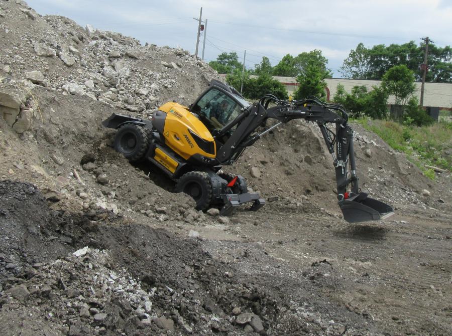 The Mecalac 9MWR’s low center of gravity provides ample stability in rough-terrain working conditions.
(CEG photo)