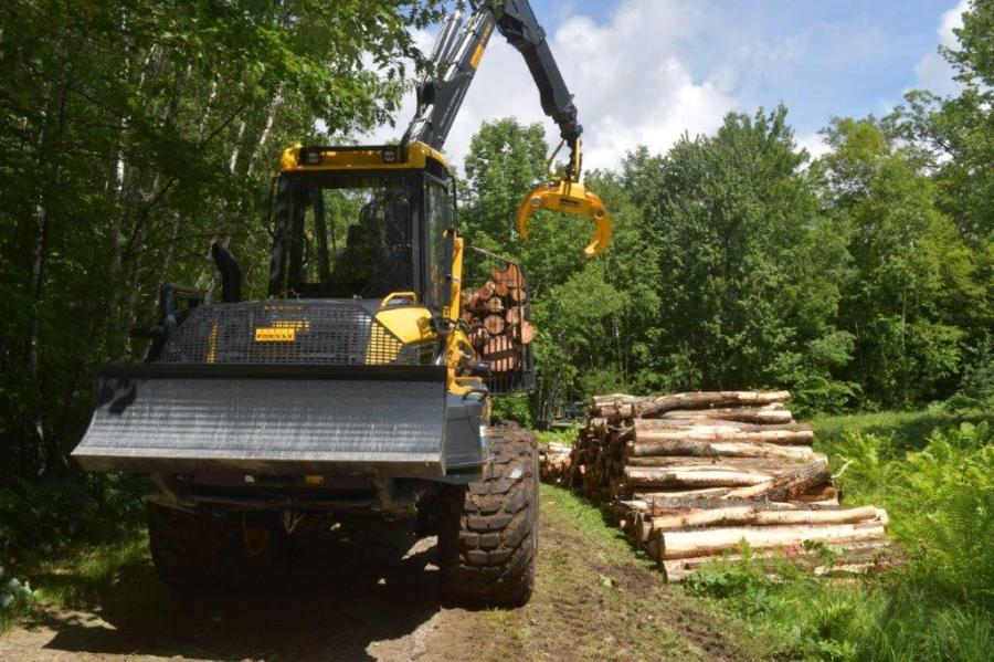 The Ponsse Buffalo forwarder returns from the wooded area and uses its grapple system to stack a load of cut logs.
(CEG photo)