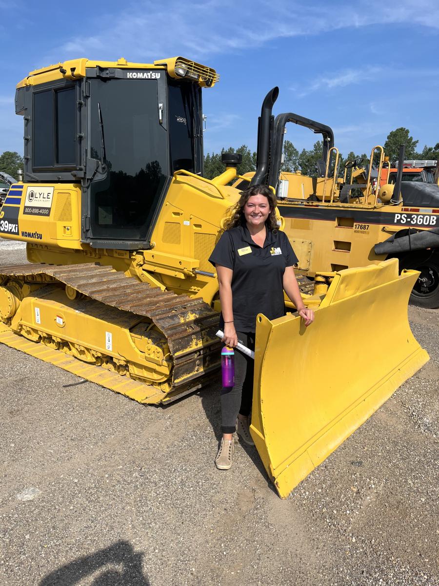 Kim Taylor of Jeff Martin Auctioneers looks over the Komatsu D39Pxi dozer before the action begins.
(CEG photo)