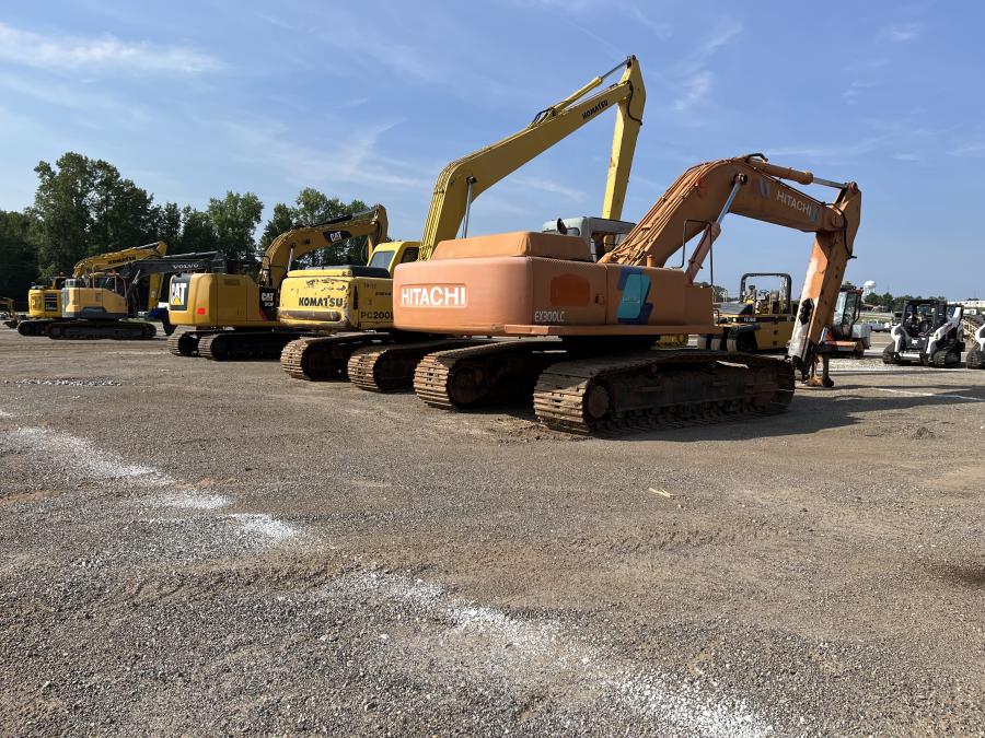 The auction included various sized excavators.
(CEG photo)