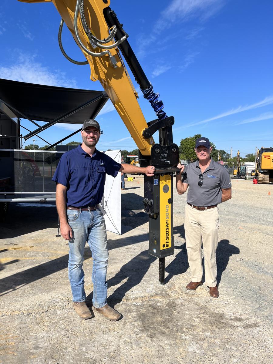 Andrew Wood (L) of Ironpeddlers and Greg Henry of Soosan Attachments.
(CEG photo)