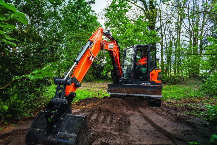 The DX62R-7 has a reduced tail swing design. The tail swing extends just a few inches beyond the width of the excavator tracks, minimizing the chances of encountering objects or buildings when rotating the machine.