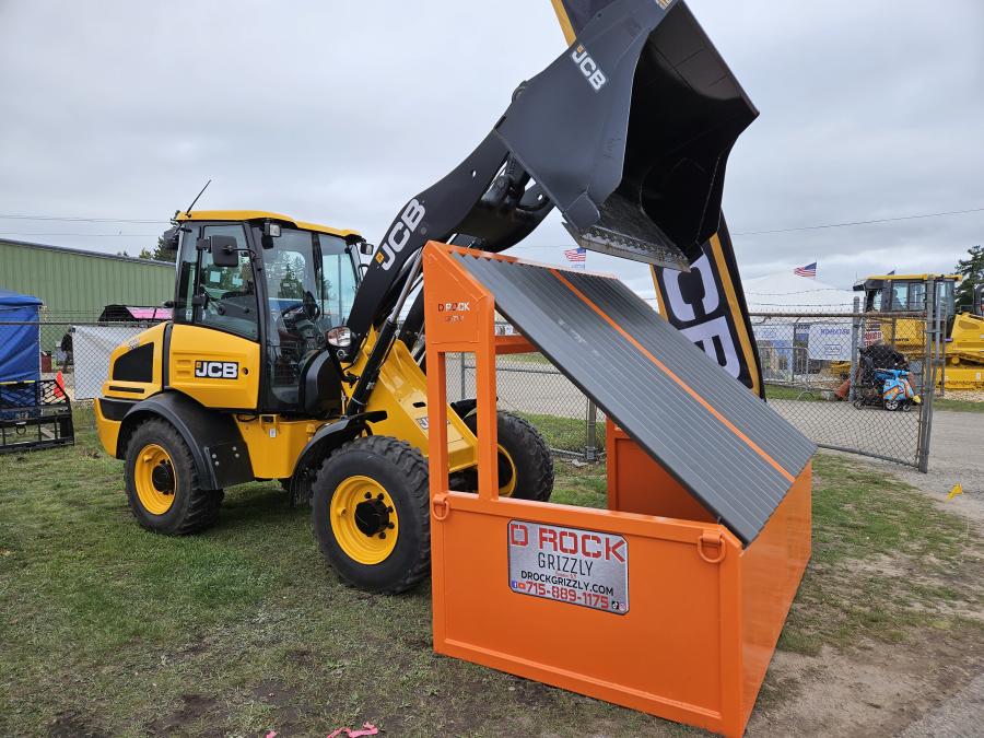This JCB wheel loader is poised to demonstrate the benefits of a D Rock Grizzly static rock separator.
(CEG photo)