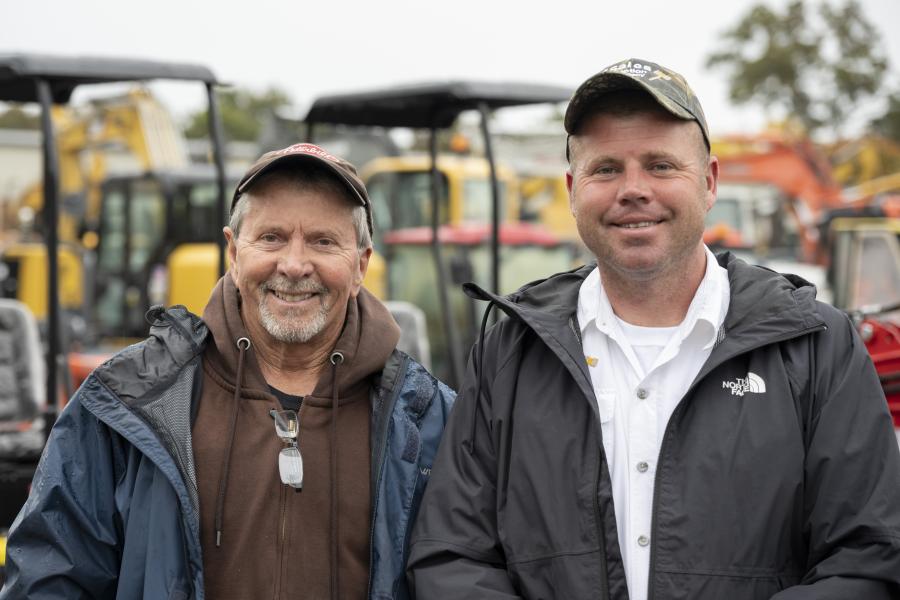Dan McHugh (L) of Brookside Equipment Sales in Phillipston, Mass., and Sam Sales of Sales Auction Company in Windsor Locks, Conn.
(CEG photo)