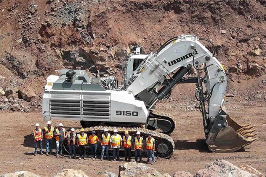 Liebherr USA and Hawaiian Cement personnel coming together for the handover of the R 9150.
