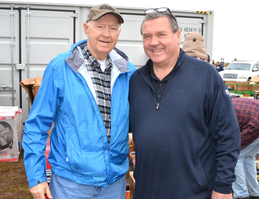 Deanco Auction’s Donnie Dean (R) gives a warm welcome to old friend and customer Darril Blocker of nearby Newton, Ala.      (CEG photo)