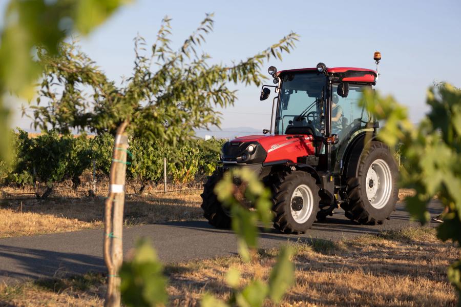 The new Case IH Farmall CL series tractors feature a wider rear axle, guaranteeing stability on hills and enabling seamless navigation through orchards and minimizing crop damage.