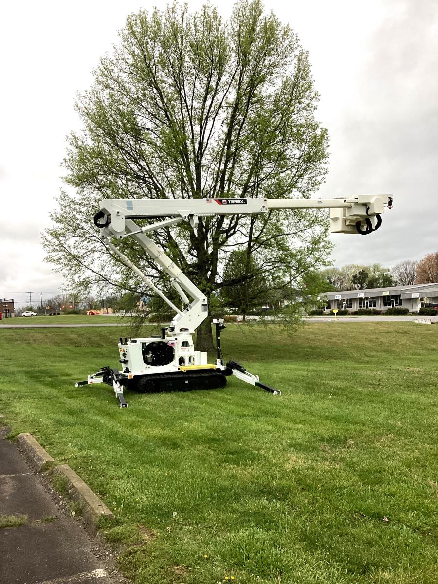 Featuring a 900 lb. capacity jib, the TL45 tracked carrier is a flexible option for utilities and utility contractors that need to lift materials in difficult to access areas.